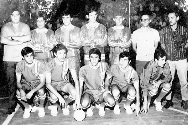 Mais uma histórica foto do futebol de salão (hoje futsal) de Franca e que nos foi enviada pelo amigo e colaborador Élison Fernandes. Corriam os anos 1960. Em pé, da esquerda para a direita, Ronaldo Borges Ferrante (hoje na TV Anhanguera, de Goiânia), Ozor